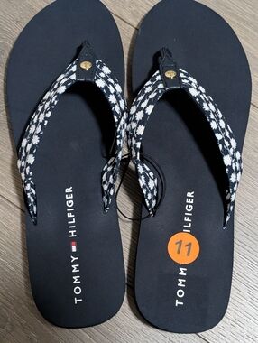 NWT•Tommy Hilfiger Women's Navy & Floral White Patterned Flip Flops•Size 11•🤍💙